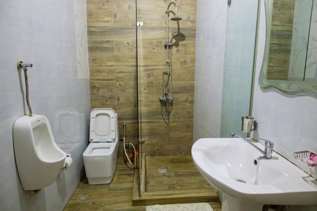 Ensuite bathroom with glass walk-in shower and wood-look tiling