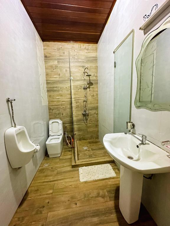 Bathroom with wood-look tiling, basin and mirror