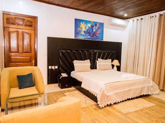 Executive room with black headboard, armchair and air conditioning
