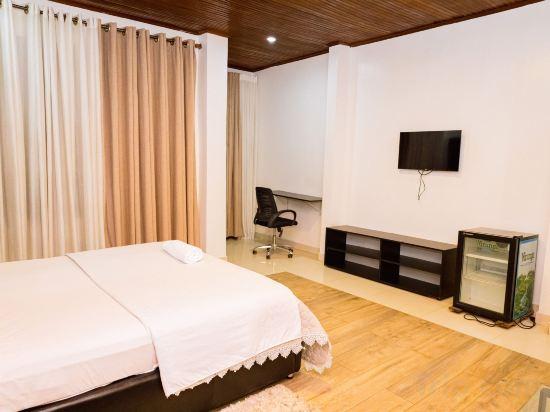 Deluxe room with TV, mini fridge and study desk