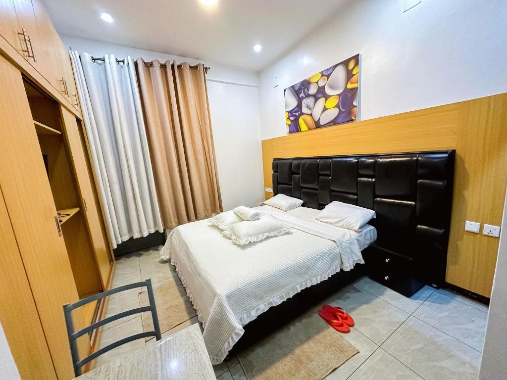 Twin room with wardrobe and black headboard