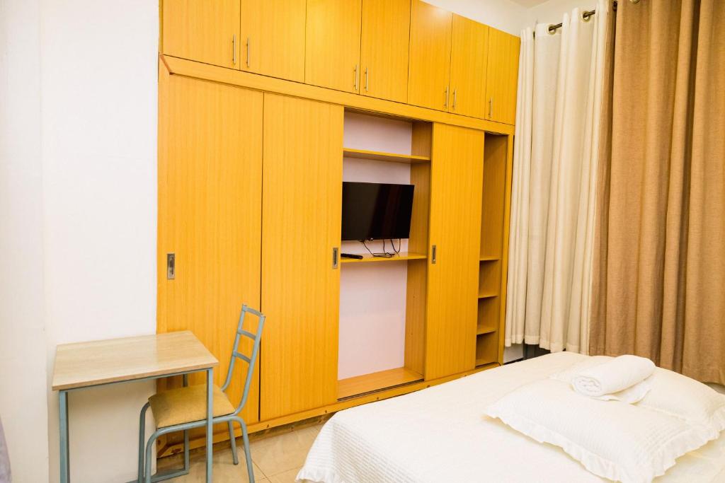 Standard room with wardrobe wall, television and study desk