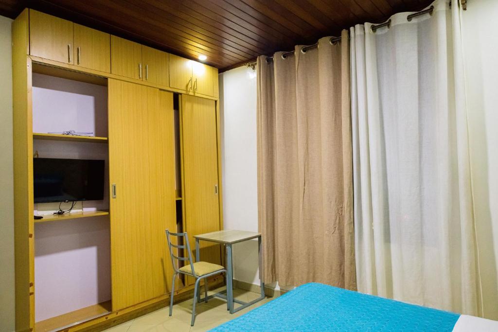 Standard twin room with wardrobe, TV and desk